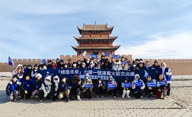 Students and teachers visit the Jiayuguan Fortress