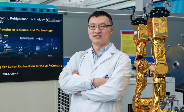 Prof. Wang's team is developing a sophisticated thermal management system using advanced materials and controlled fluid loops.