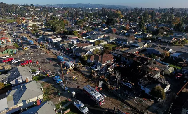 Damage is seen at the scene of a gas explosion in Hayward, Calif., Thursday, Dec. 11, 2025. (AP Photo/Godofredo A. Vásquez)