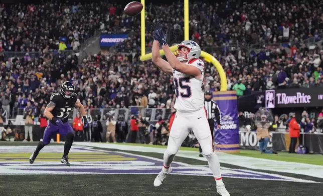 New England Patriots tight end Hunter Henry (85) catches a touchdown pass against the Baltimore Ravens during the first half of an NFL football game, Sunday, Dec. 21, 2025, in Baltimore. (AP Photo/Stephanie Scarbrough)