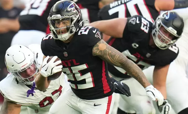 Atlanta Falcons running back Tyler Allgeier (25) runs against the Arizona Cardinals during the first half of an NFL football game, Sunday, Dec. 21, 2025, in Glendale, Ariz. (AP Photo/Rick Scuteri)