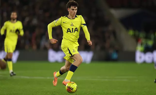 Tottenham's Archie Gray controls the ball during the English Premier League soccer match between Crystal Palace and Tottenham Hotspur in London, Sunday, Dec. 28, 2025. (AP Photo/Ian Walton)