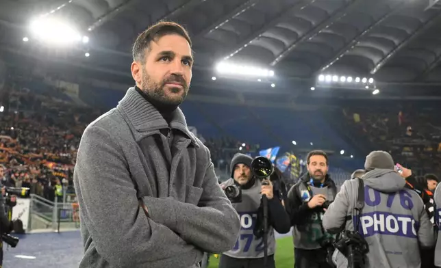 Como's head coach Cesc Fabregas watches during the Serie A soccer match between AS Roma and Como 1907 at Rome's Olympic stadium, Italy, Monday, Dec. 15, 2025. (Fabrizio Corradetti/LaPresse via AP)