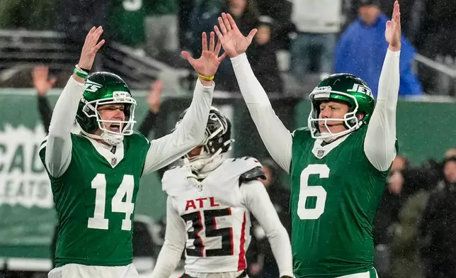 New York Jets place kicker Nick Folk (6) celebrates his field goal against the Atlanta Falcons during the second half of an NFL football game, Sunday, Nov. 30, 2025, in East Rutherford, N.J. (AP Photo/Seth Wenig)