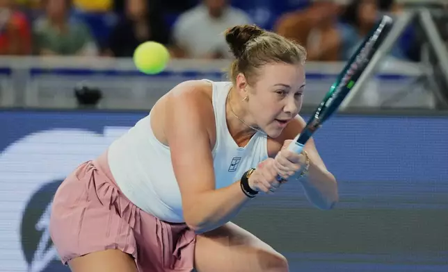 Amanda Anisimova hits a return to Jessica Pegula during the Miami Tennis Invitational tournament, Monday, Dec. 8, 2025, in Miami. (AP Photo/Lynne Sladky)