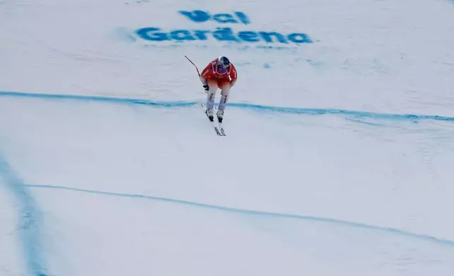 Switzerland's Franjo von Allmen competes during an alpine ski, men's World Cup downhill, in Val Gardena, Italy, Thursday, Dec. 18, 2025. (AP Photo/Gabriele Facciotti)