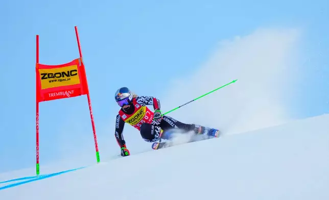 Alice Robinson, of New Zealand, speeds down the course as she races in the women's World Cup giant slalom in Mont Tremblant, Que., Sunday, Dec. 7, 2025. (Sean Kilpatrick/The Canadian Press via AP)