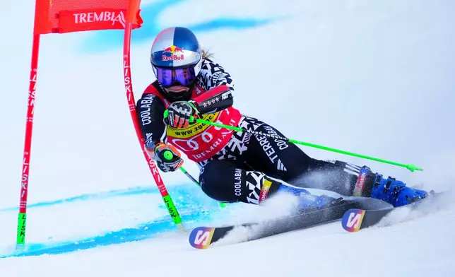 Alice Robinson, of New Zealand, speeds down the course as she races in the women's World Cup giant slalom in Mont Tremblant, Que., Sunday, Dec. 7, 2025. (Sean Kilpatrick /The Canadian Press via AP)