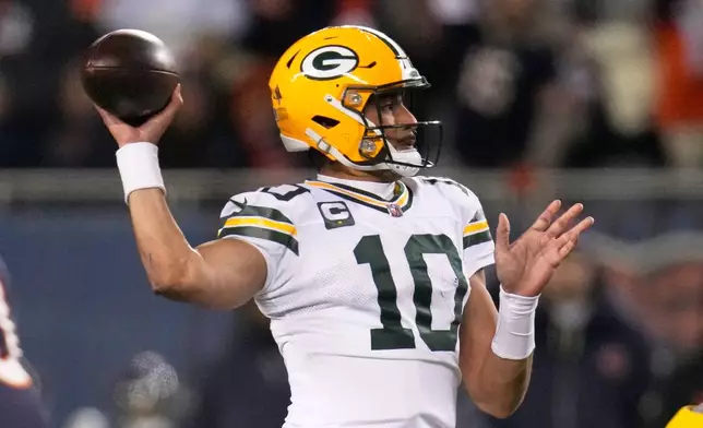 Green Bay Packers' Jordan Love throws during the first half of an NFL football game against the Chicago Bears Saturday, Dec. 20, 2025, in Chicago. (AP Photo/Erin Hooley)