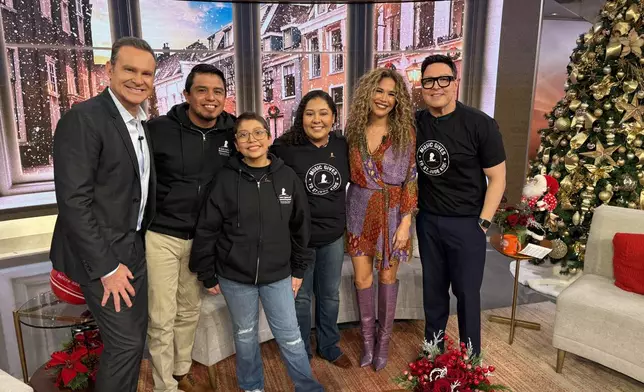 Patient Aylin and her family on the Despierta América talk show.