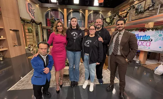 Patient Yarianis and her family in El Gordo y la Flaca talk show.