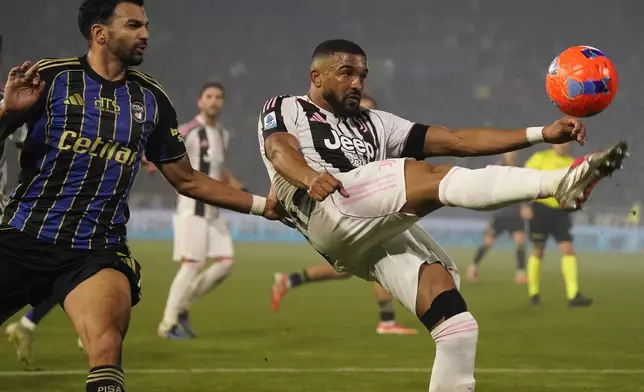 Juventus' Lloyd Kelly and Pisa's Mehdi Leris, left, in action during the Serie A soccer match between Pisa and Juventus in Pisa, Italy, Saturday Dec. 27, 2025. (Marco Bucco/LaPresse via AP)