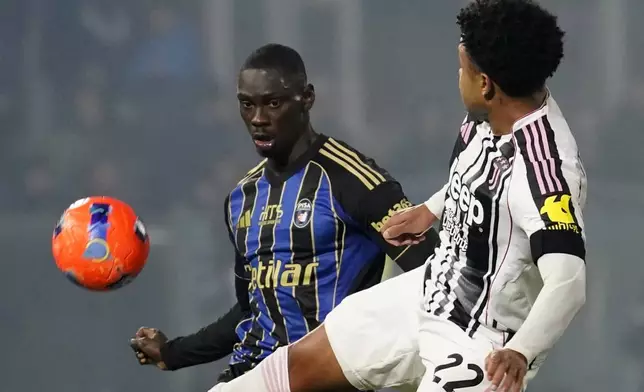 Juventus' Weston Mckennie, right, and Pisa's Idrissa Toure in action during the Serie A soccer match between Pisa and Juventus in Pisa, Italy, Saturday Dec. 27, 2025. (Marco Bucco/LaPresse via AP)