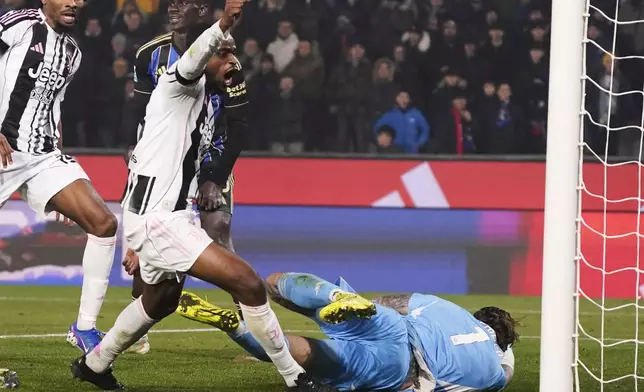 Juventus' Pierre Kalulu, center, scores a goal during the Serie A soccer match between Pisa and Juventus in Pisa, Italy, Saturday, Dec. 27, 2025. (Marco Bucco/LaPresse via AP)