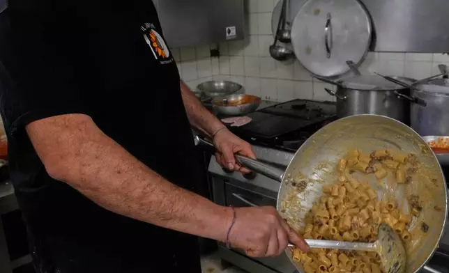 Italian cook Massimo Dante prepares a Carbonara at his restaurant in Rome, Wednesday, Dec. 10, 2025. (AP Photo/Gregorio Borgia)