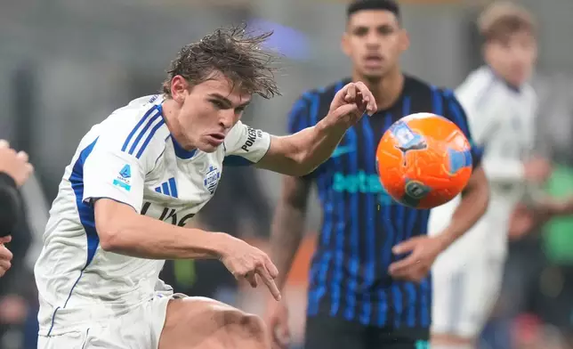 Como's Nico Paz controls the ball during a Serie A soccer match between Inter and Como, in Milan, Italy, Saturday, Dec. 6, 2025. (AP Photo/Luca Bruno)