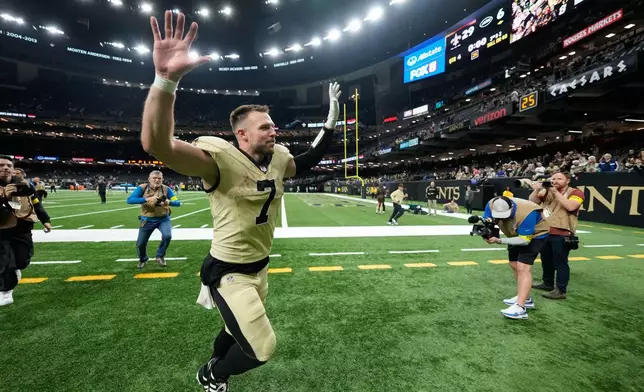 New Orleans Saints tight end Taysom Hill (7) leaves the field after an NFL football game against the New York Jets, Sunday, Dec. 21, 2025, in New Orleans. (AP Photo/Gerald Herbert)