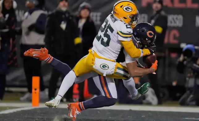 Chicago Bears' DJ Moore catches a touchdown pass with Green Bay Packers' Keisean Nixon defending diring overtime an NFL football game Saturday, Dec. 20, 2025, in Chicago. (AP Photo/Erin Hooley)