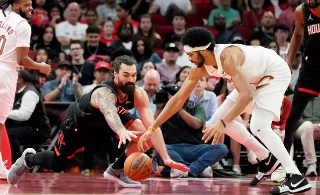 Houston Rockets center Steven Adams, left, and Cleveland Cavaliers center Jarrett Allen compete for a loose ball during the first half of an NBA basketball game, Saturday, Dec. 27, 2025, in Houston. (AP Photo/Eric Christian Smith)