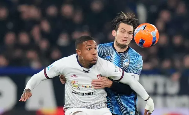 Atalanta's Berat Djimsiti, right, and Cagliari's Semih Kilicsoy, left, challenge for the ball during the Serie A soccer match between Atalanta Bergamo and Cagliari Calcio in Bergamo, Italy, Saturday Dec. 13, 2025. (Spada/LaPresse via AP)