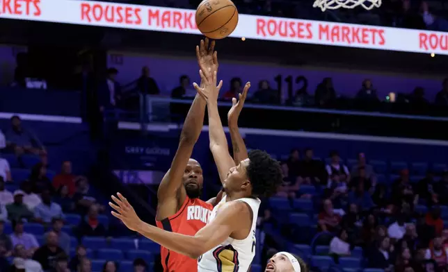 Houston Rockets forward Kevin Durant, lrft, shoots against New Orleans Pelicans forward Trey Murphy III, top right, during the first half of an NBA basketball game in New Orleans, Thursday, Dec. 18, 2025. (AP Photo/Matthew Hinton)