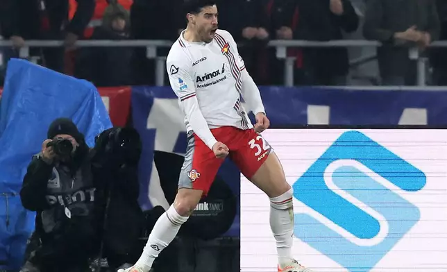 Cremonese's Martin Payero celebrates after scoring the opening goal during the Serie A soccer match between FC Bologna and US Cremonese in Bologna, Italy, Monday, Dec. 1, 2025. (Gianni Santandrea/LaPresse via AP)