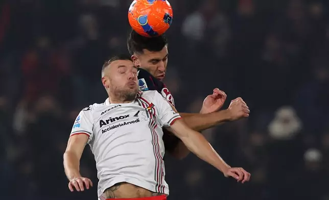 Cremonese's Jamie Vardy, left, and Bologna's Nicolo Casale, right, challenge for the ball during the Serie A soccer match between FC Bologna and US Cremonese in Bologna, Italy, Monday, Dec. 1, 2025. (Gianni Santandrea/LaPresse via AP)