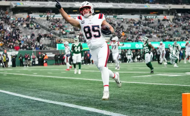 New England Patriots tight end Hunter Henry scores a touchdown against the New York Jets during the first half of an NFL football game, Sunday, Dec. 28, 2025, in East Rutherford, N.J. (AP Photo/Frank Franklin)