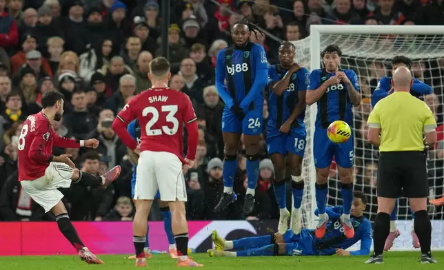 Manchester United's Bruno Fernandes scores from a free kick during a Premier League soccer match between Manchester United and Bournemouth in Manchester, England, Monday, Dec. 15, 2025. (AP Photo/Jon Super)