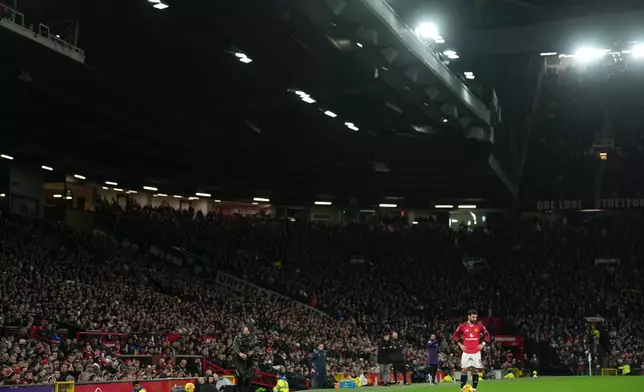 Manchester United's Bruno Fernandes waits to execute a free kick during a Premier League soccer match between Manchester United and Bournemouth in Manchester, England, Monday, Dec. 15, 2025. (AP Photo/Jon Super)