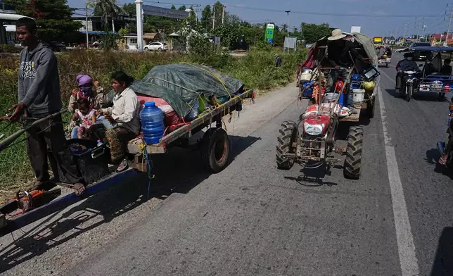 People arrive at Prey Chamkar Ta Doak market, as they leave the area near the border with Thailand, in Banteay Meanchey province of Cambodia's, Tuesday, Dec. 9, 2025. (AP Photo/Heng Sinith)