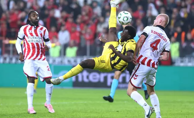 AEK Athens' Aboubakary Koita, center, fights for the ball with Samsunspor's Rick van Drongelen during Europa Conference League opening phase soccer match between Samsunspor and AEK Athens, in Samsun, Turkey, Thursday, Dec. 11, 2025. (AP Photo/Nurgul Gunaydin)