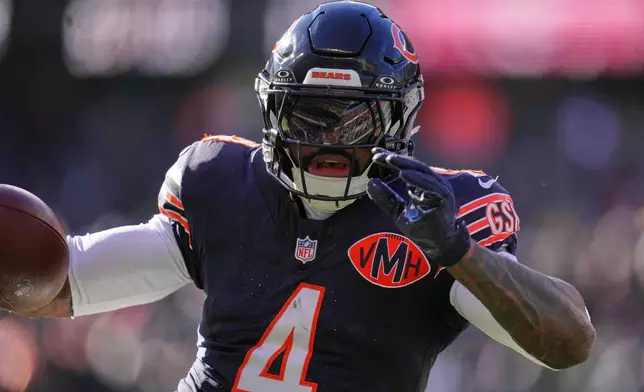 Chicago Bears running back D'Andre Swift (4) carries for a touchdown in the first half of an NFL football game against the Cleveland Browns in Chicago, Sunday, Dec. 14, 2025. (AP Photo/Erin Hooley)