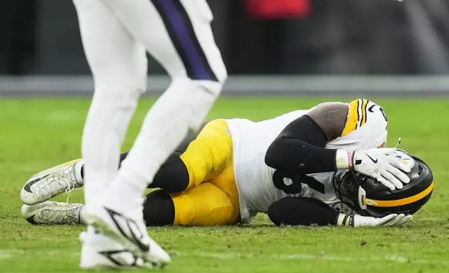Pittsburgh Steelers linebacker Patrick Queen reacts after an injury during the second half of an NFL football game against the Baltimore Ravens, Sunday, Dec. 7, 2025, in Baltimore. (AP Photo/Stephanie Scarbrough)