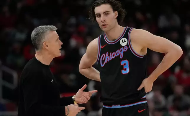 Chicago Bulls head coach Billy Donovan, left, talks to guard Josh Giddey (3) during the first half of an NBA basketball game against the Cleveland Cavaliers, Wednesday, Dec. 17, 2025, in Chicago. (AP Photo/Erin Hooley)