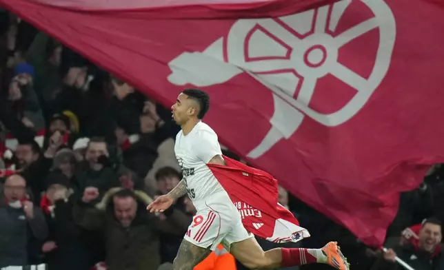 Arsenal's Gabriel Jesus celebrates after scoring his side's fourth goal during the English Premier League soccer match between Arsenal and Aston Villa in London, Tuesday, Dec. 30, 2025. (AP photo/Alastair Grant)