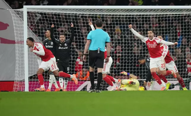 Arsenal's Gabriel, left, celebrates after scoring his side's opening goal during the English Premier League soccer match between Arsenal and Aston Villa in London, Tuesday, Dec. 30, 2025. (AP photo/Alastair Grant)