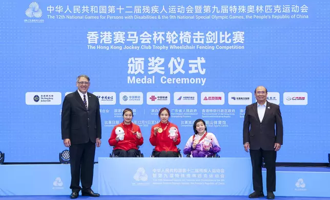 Hong Kong Jockey Club Vice-chairman Lester Huang (1st left) presents medals to winners of Women's Individual Foil Category B in The Hong Kong Jockey Club Trophy Wheelchair Fencing Competition of the 12th National Games for Persons with Disabilities and the 9th National Special Olympic Games. Hong Kong wheelchair fencer Tong Nga-ting (2nd right) won a bronze medal in the competition.