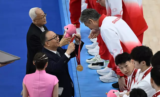 Hong Kong Jockey Club Chairman The Hon Martin Liao presents medals to winning teams taking part in The Hong Kong Jockey Club Trophy Basketball (Men’s U22) Competition at the 15th National Games.