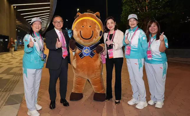 Hong Kong Jockey Club Chairman The Hon Martin Liao (2nd left ) thanks Club staff for volunteering at the National Games and visits the Club’s interactive booth at the Competition Village.