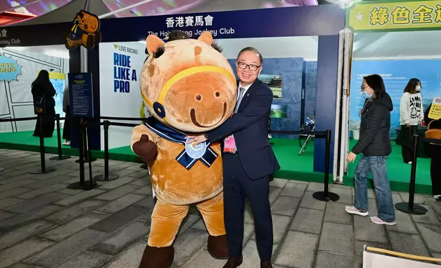 Hong Kong Jockey Club Chairman The Hon Martin Liao thanks Club staff for volunteering at the National Games and visits the Club’s interactive booth at the Competition Village.