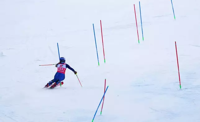 United States' Mikaela Shiffrin speeds down the course during an alpine ski, women's World Cup slalom in Semmering, Austria, Sunday, Dec. 28, 2025. (AP Photo/Pier Marco Tacca)