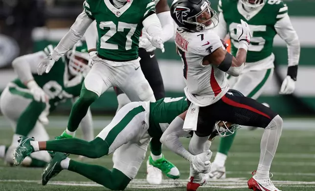 Atlanta Falcons running back Bijan Robinson (7) runs against the New York Jets during the second half of an NFL football game, Sunday, Nov. 30, 2025, in East Rutherford, N.J. (AP Photo/Adam Hunger)