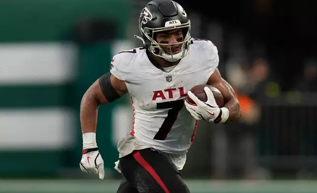 Atlanta Falcons running back Bijan Robinson (7) runs against the New York Jets during the second half of an NFL football game, Sunday, Nov. 30, 2025, in East Rutherford, N.J. (AP Photo/Seth Wenig)