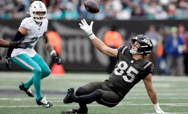 New York Jets tight end Mason Taylor (85) reaches for a tipped pass during the first quarter of an NFL football game against the Miami Dolphins, Sunday, Dec. 7, 2025, in East Rutherford, N.J. (AP Photo/Adam Hunger)
