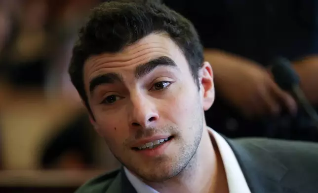 Luigi Mangione appears in Manhattan Criminal Court for an evidence hearing, Thursday, Dec. 4, 2025, in New York. (Angela Weiss/Pool Photo via AP)