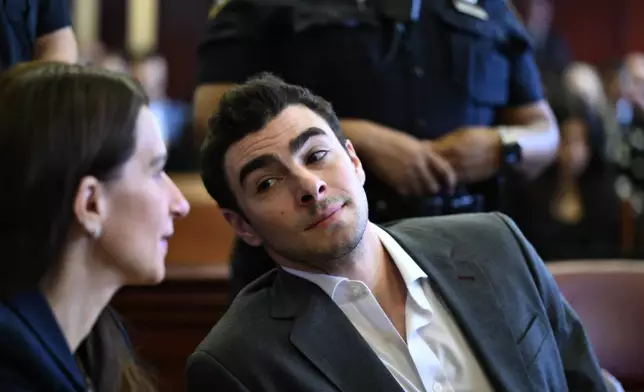 Luigi Mangione appears in Manhattan Criminal Court for an evidence hearing, Thursday, Dec. 4, 2025, in New York. (Curtis Means /Pool Photo via AP)