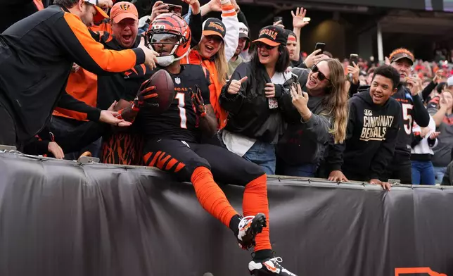 Cincinnati Bengals wide receiver Ja'Marr Chase celebrates with fans after scoring a touchdown during the first half of an NFL football game against the Arizona Cardinals, Sunday, Dec. 28, 2025, in Cincinnati. (AP Photo/Jeff Dean)