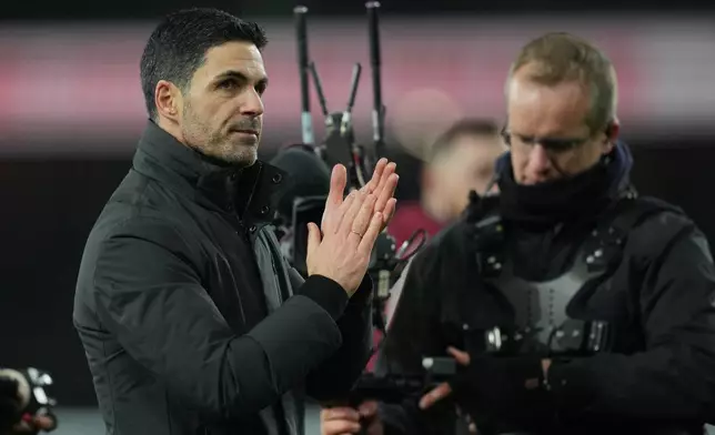 Arsenal's manager Mikel Arteta leaves the pitch after the English Football League Cup quarter-final soccer match between Arsenal and Crystal Palace in London, Tuesday, Dec. 23, 2025. (AP Photo/Kin Cheung)