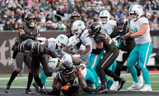 Miami Dolphins running back Jaylen Wright (5) carries the ball for a touchdown against the New York Jets during the first quarter of an NFL football game, Sunday, Dec. 7, 2025, in East Rutherford, N.J. (AP Photo/Yuki Iwamura)